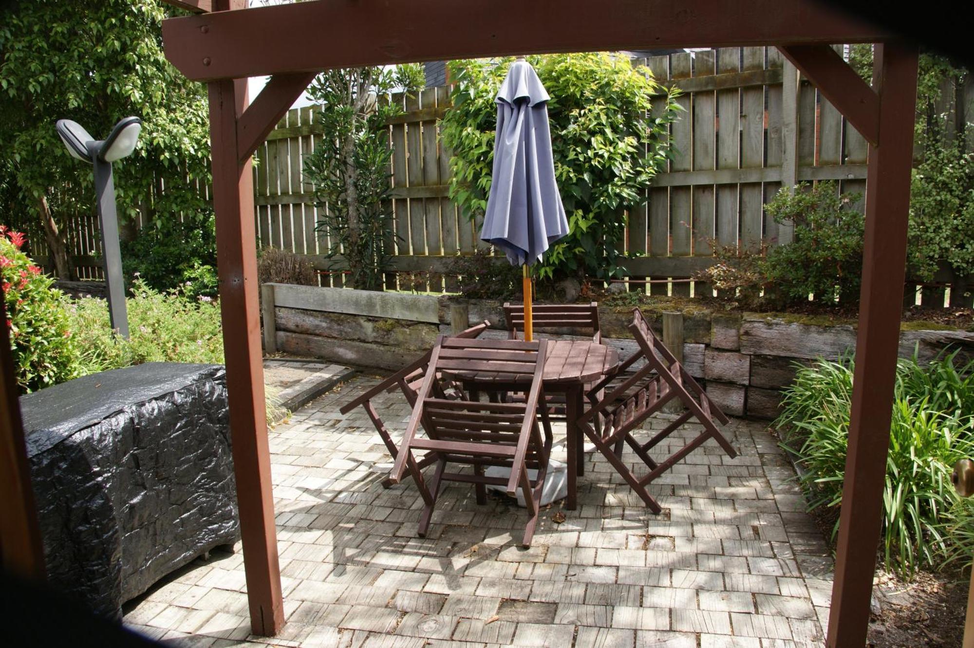 캐스케이드 레이크프런트 모텔 타우포 호 객실 사진 A backyard patio