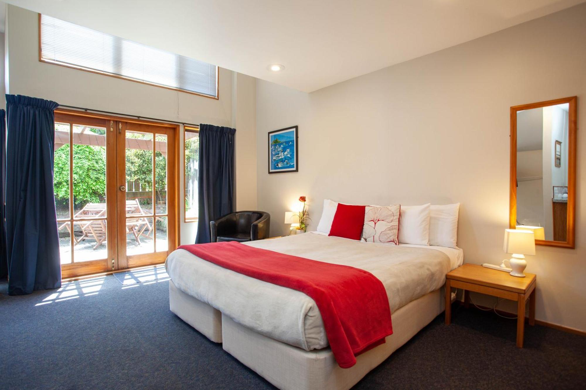 캐스케이드 레이크프런트 모텔 타우포 호 객실 사진 A typical motel room