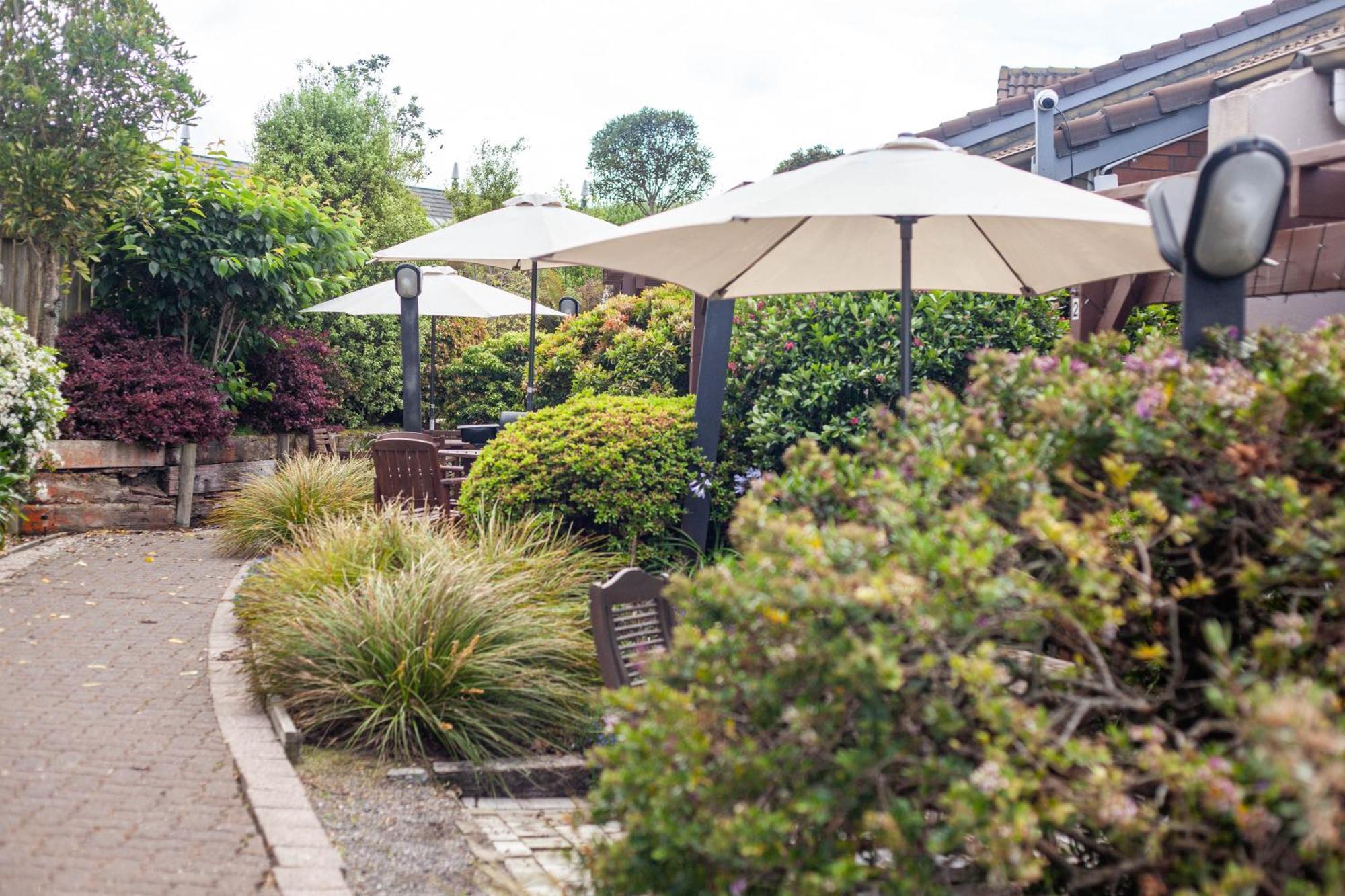 캐스케이드 레이크프런트 모텔 타우포 호 객실 사진 The garden at The Old Red Lion