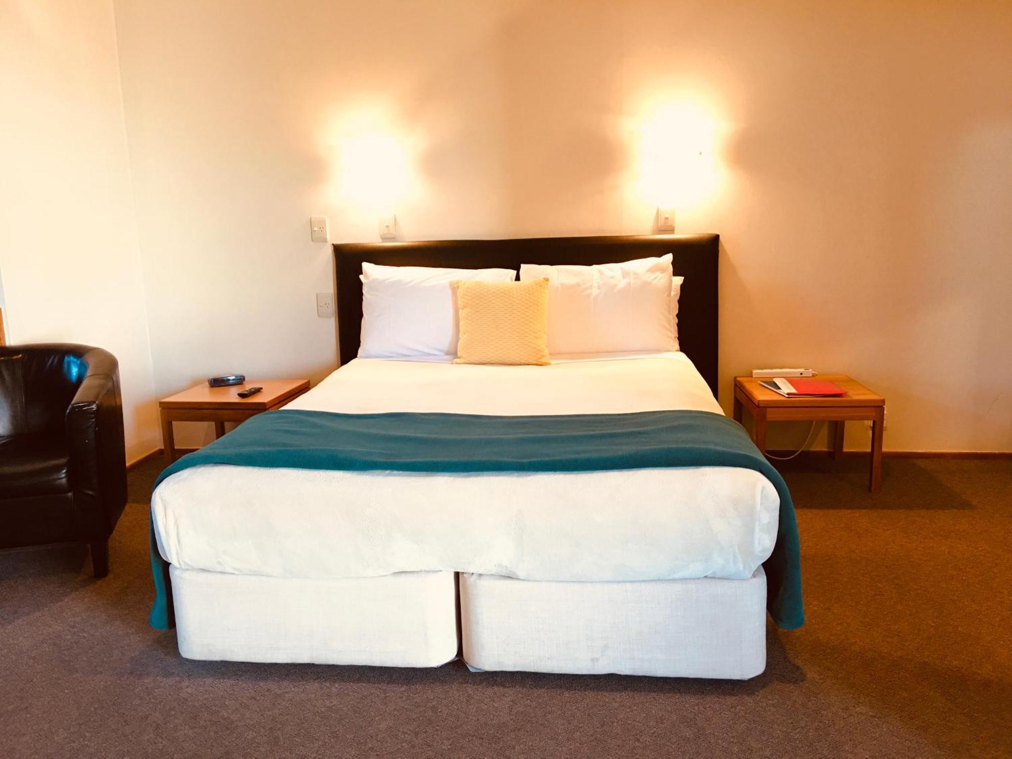 캐스케이드 레이크프런트 모텔 타우포 호 외부 사진 A bed in a hotel room