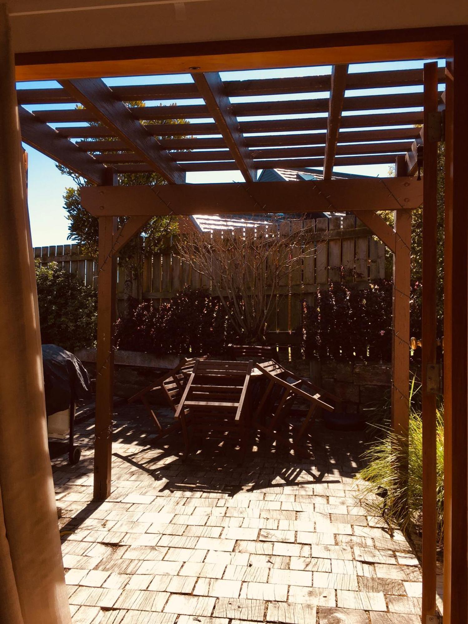 캐스케이드 레이크프런트 모텔 타우포 호 외부 사진 Pergola in a backyard