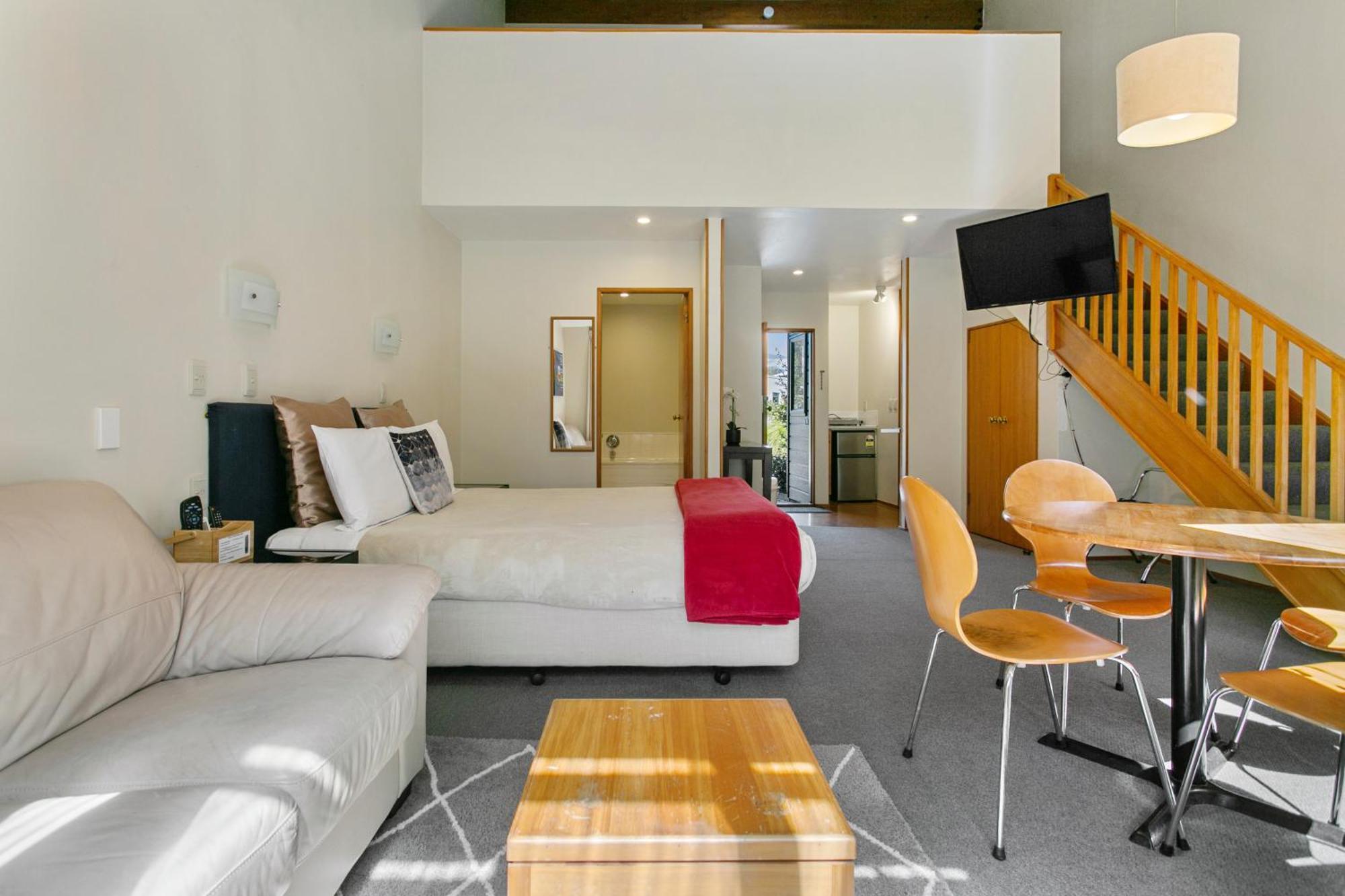 캐스케이드 레이크프런트 모텔 타우포 호 외부 사진 A typical studio apartment