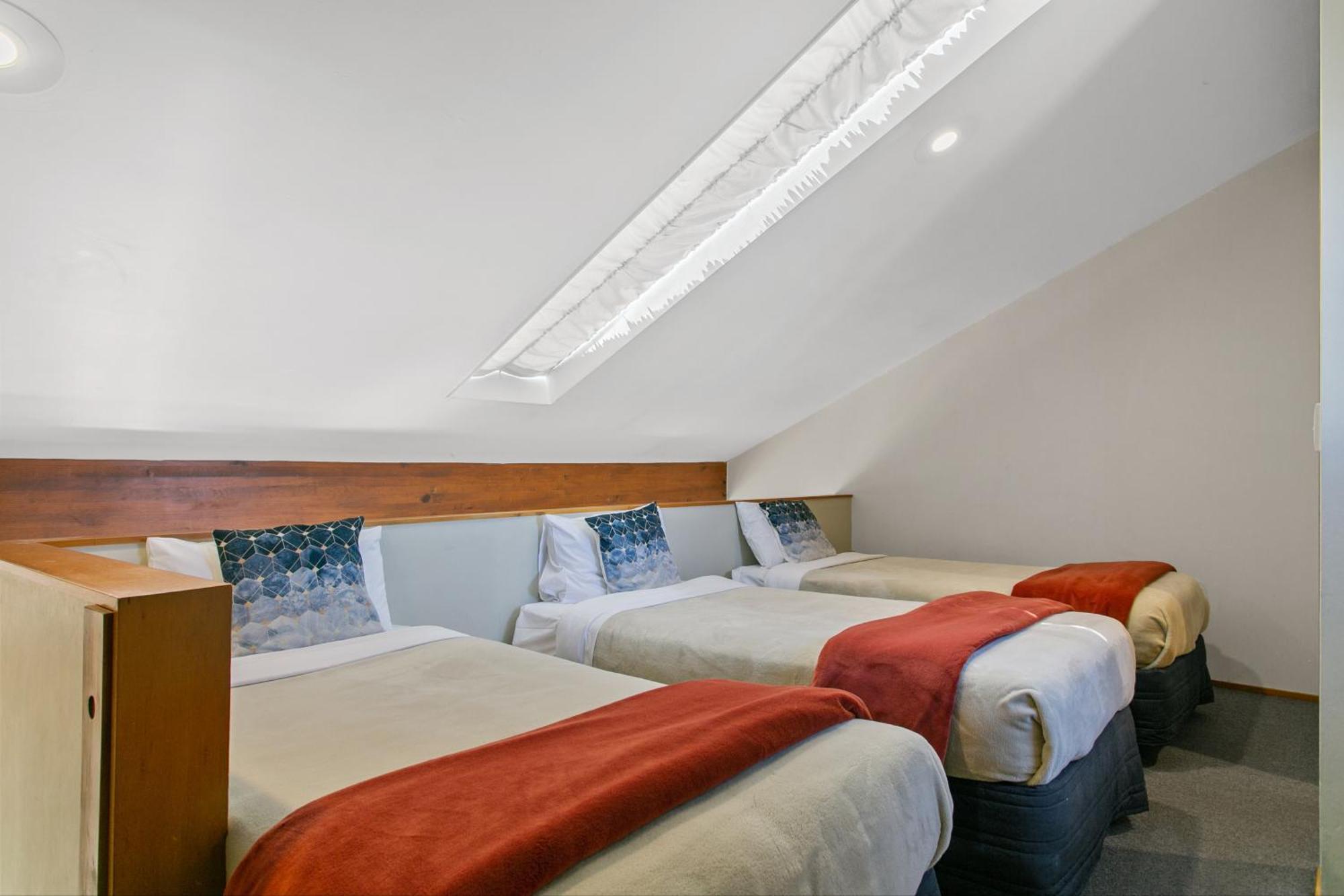 캐스케이드 레이크프런트 모텔 타우포 호 외부 사진 Skylight in a hotel room