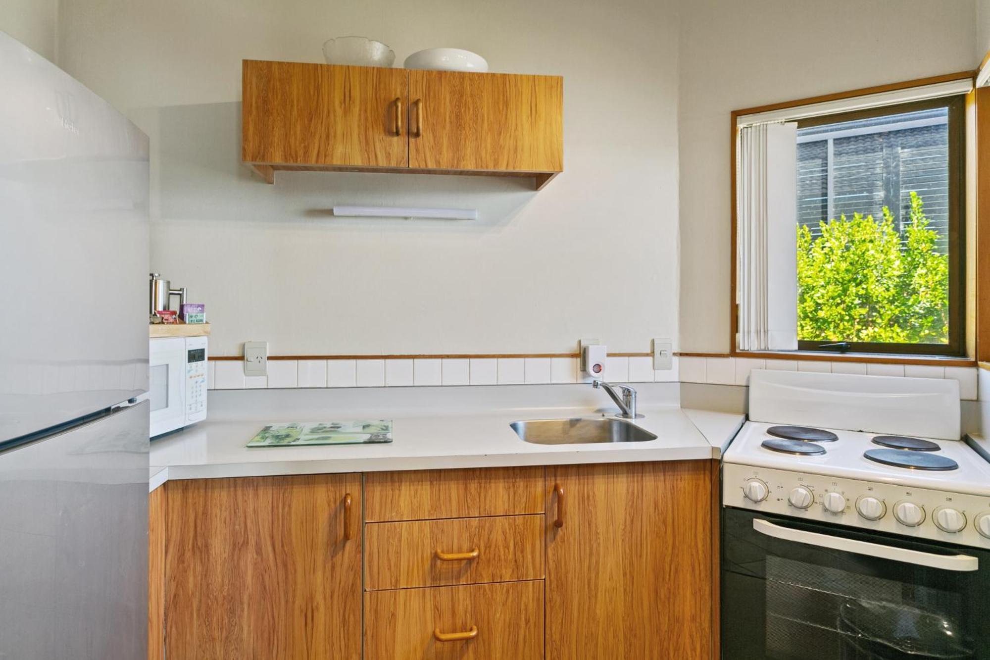 캐스케이드 레이크프런트 모텔 타우포 호 외부 사진 A kitchen in a student flat