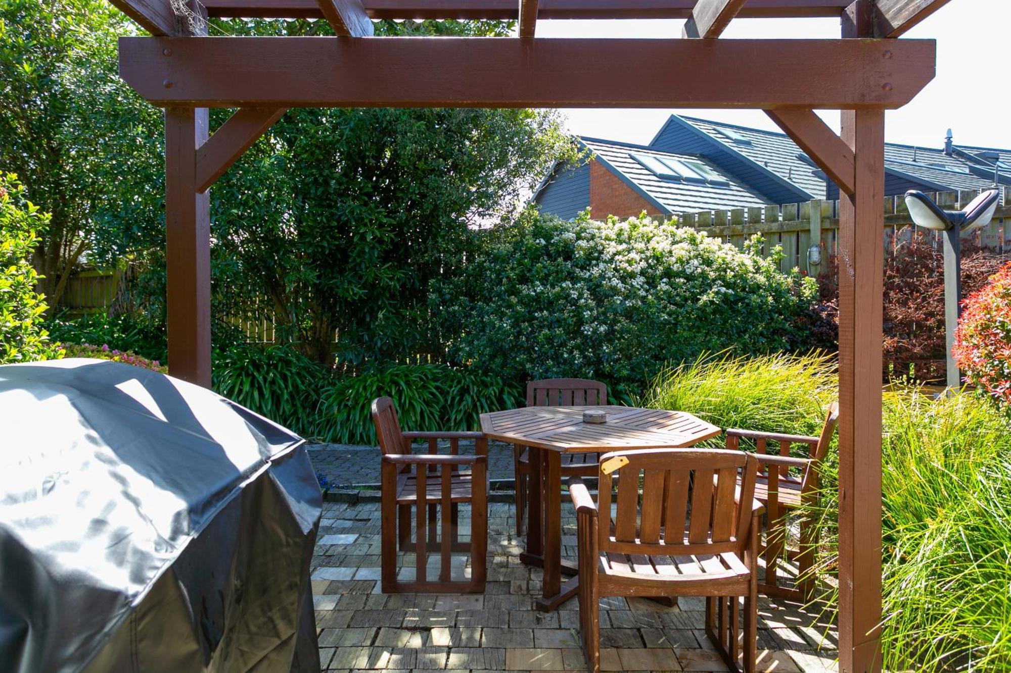 캐스케이드 레이크프런트 모텔 타우포 호 외부 사진 A pergola in a backyard