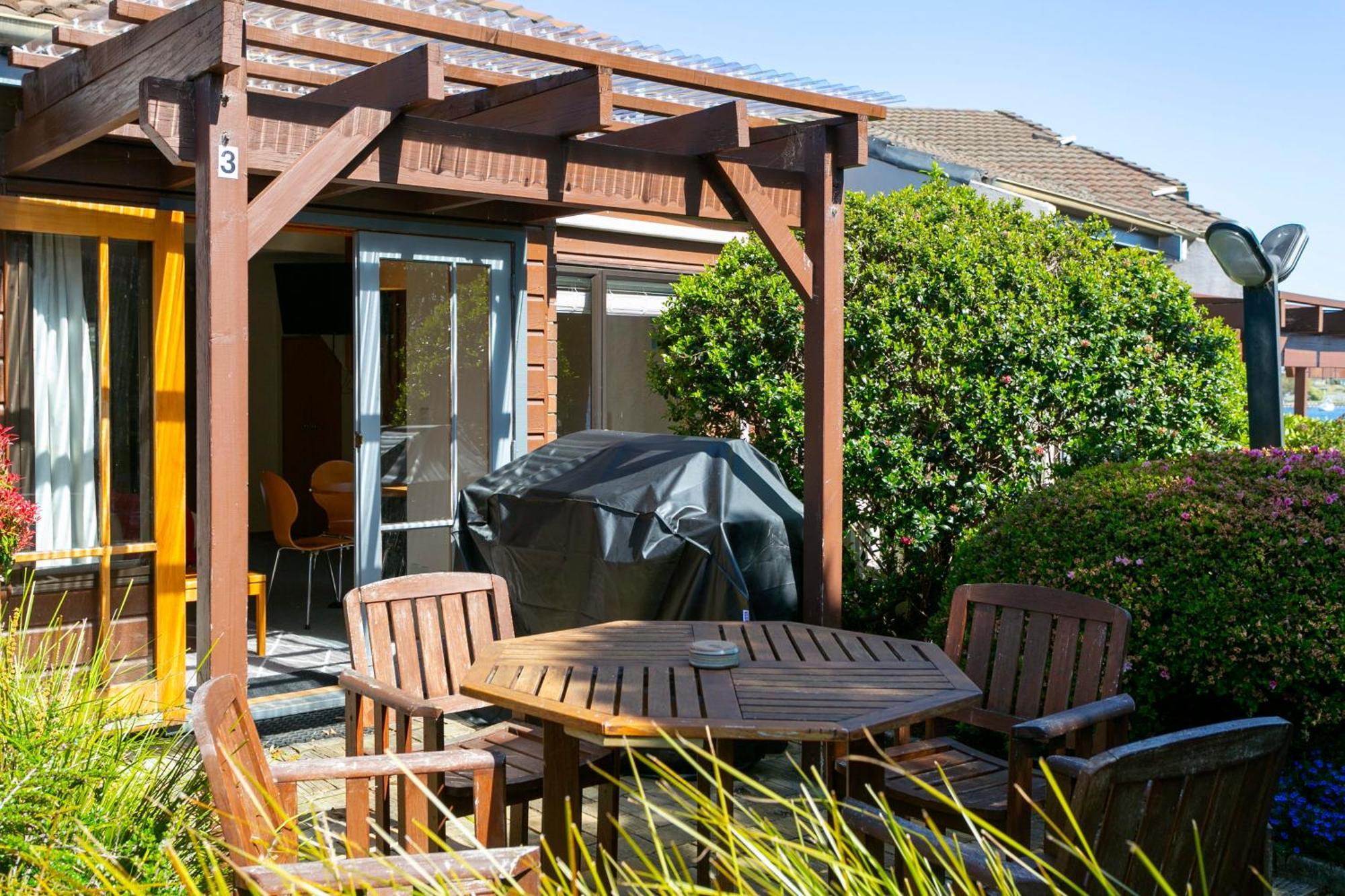 캐스케이드 레이크프런트 모텔 타우포 호 외부 사진 A pergola in a garden