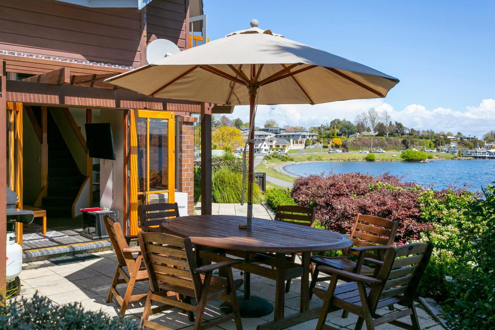 캐스케이드 레이크프런트 모텔 타우포 호 외부 사진 A patio umbrella