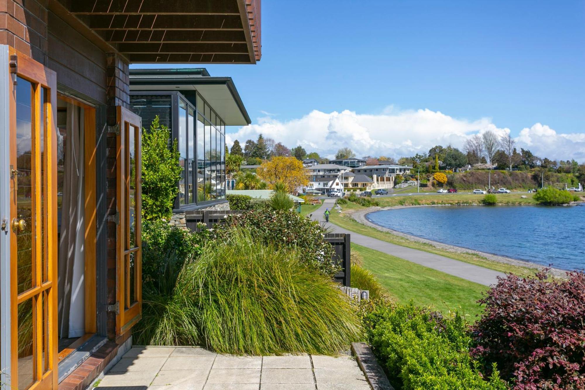 캐스케이드 레이크프런트 모텔 타우포 호 외부 사진 View of the lake from the library